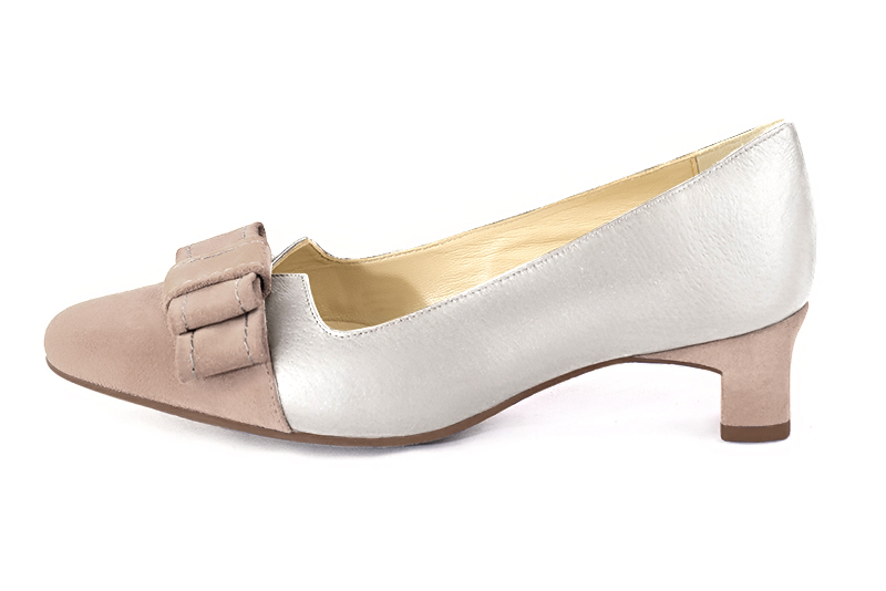 Biscuit beige and light silver women's dress pumps, with a knot on the front. Round toe. Low kitten heels. Profile view - Florence KOOIJMAN